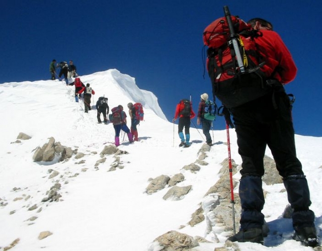  Snowshoe hiking in the Cretes 